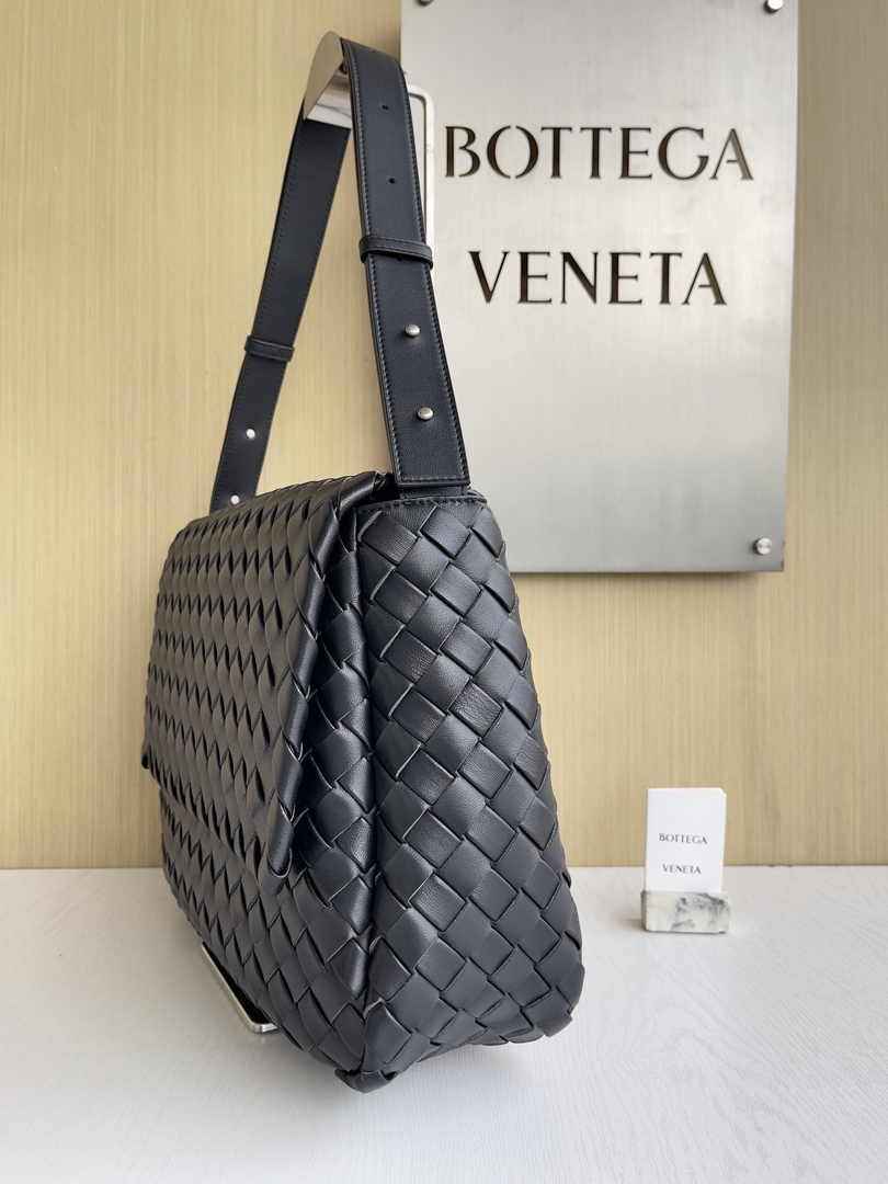 Bottega Veneta Large Cobble Messenger 755769 Calfskin Black