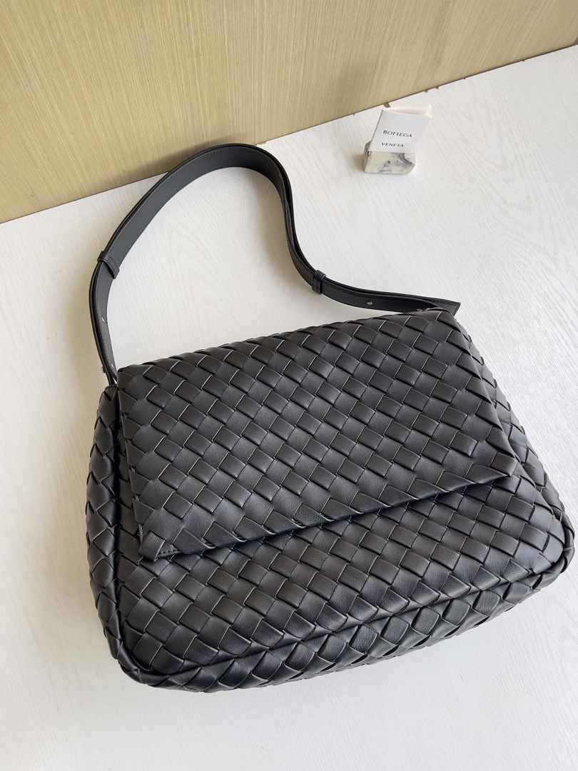 Bottega Veneta Large Cobble Messenger 755769 Calfskin Black