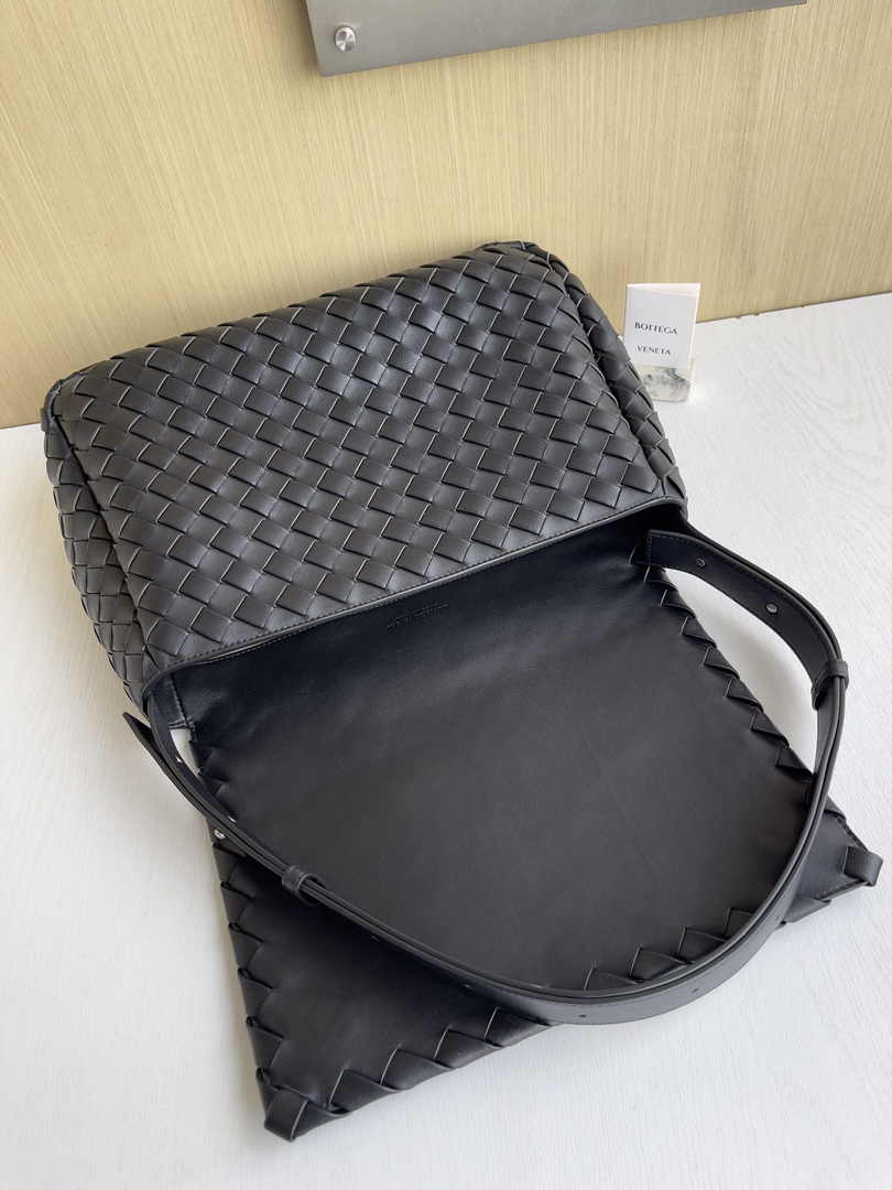Bottega Veneta Large Cobble Messenger 755769 Calfskin Black