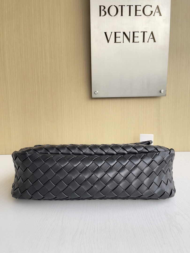 Bottega Veneta Large Cobble Messenger 755769 Calfskin Black