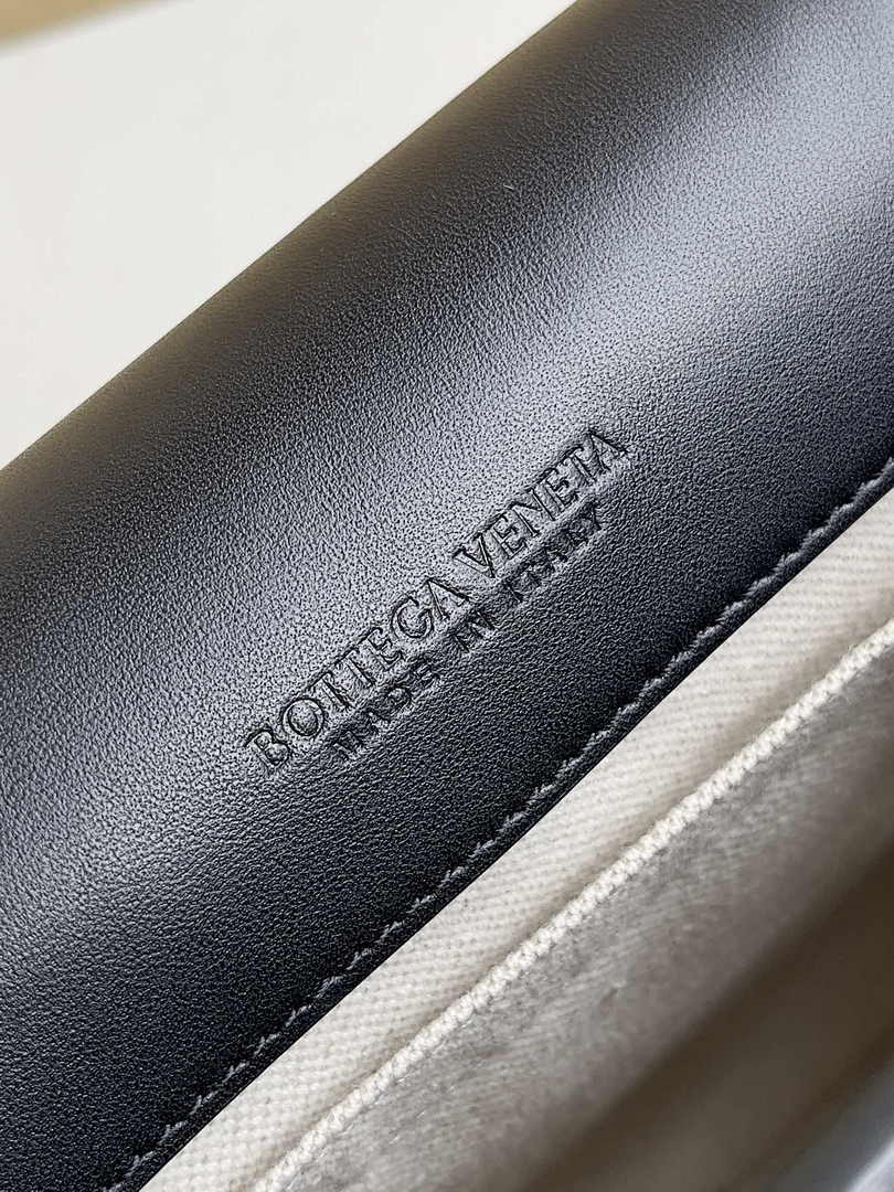 Bottega Veneta Large Cobble Messenger 755769 Calfskin Black