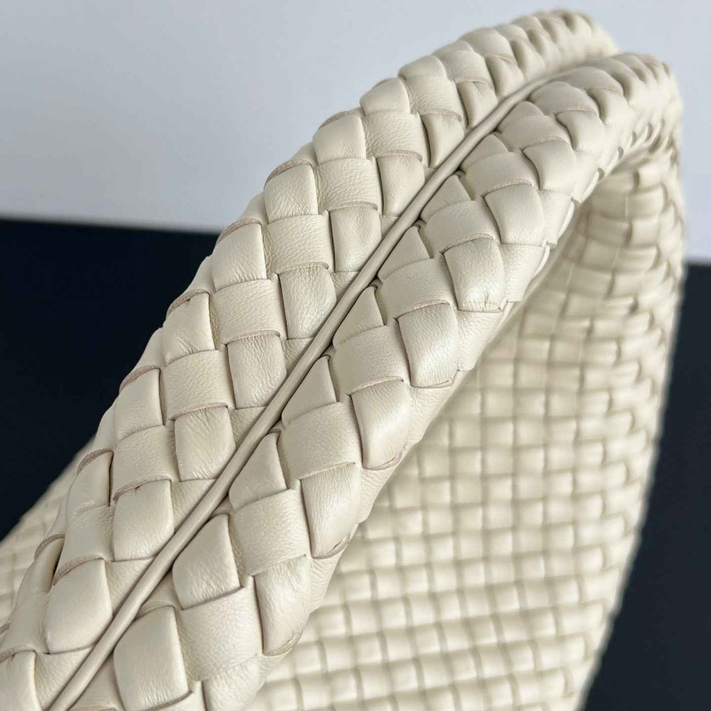 Bottega Veneta Maxi Veneta Bag 856739 in Beige
