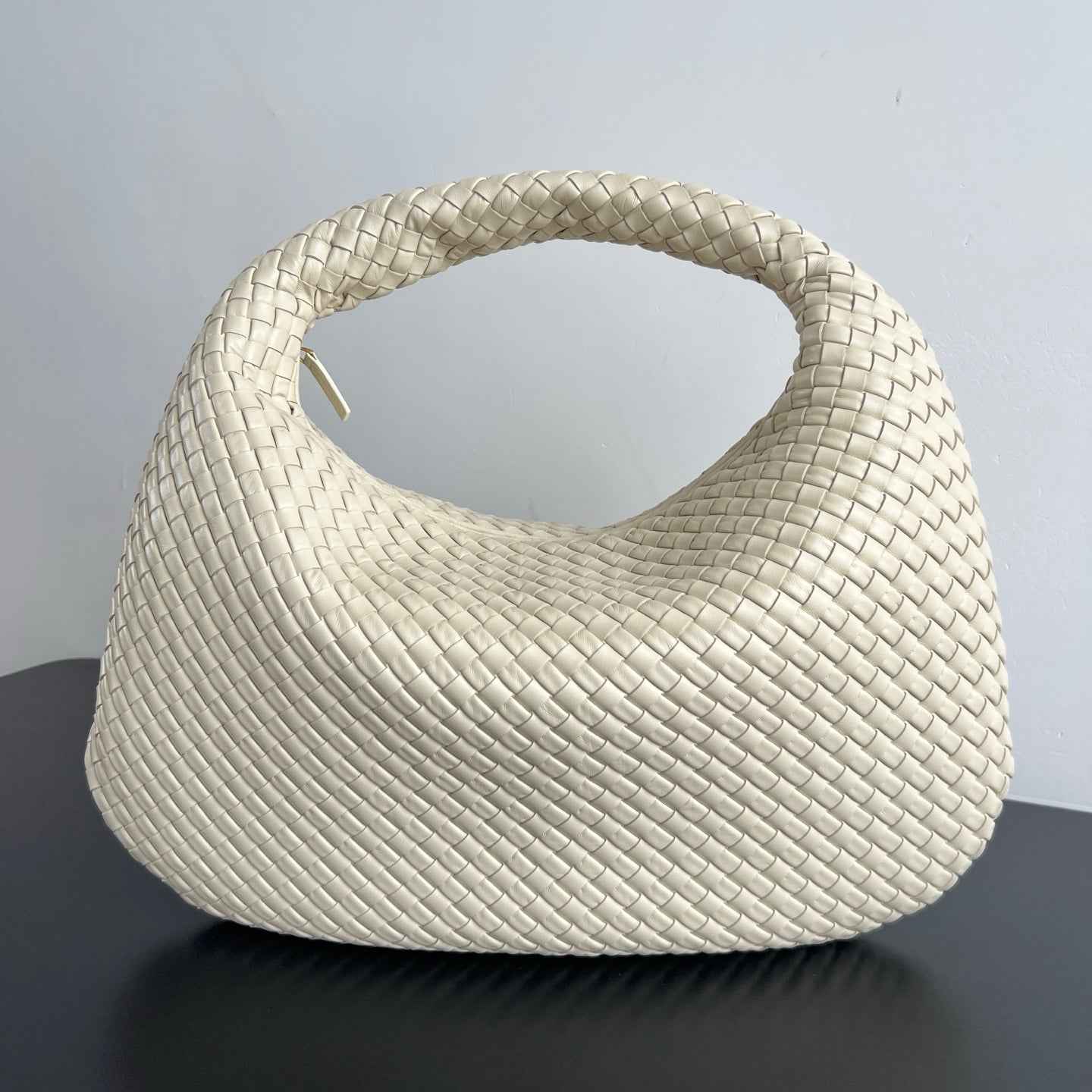 Bottega Veneta Maxi Veneta Bag 856739 in Beige