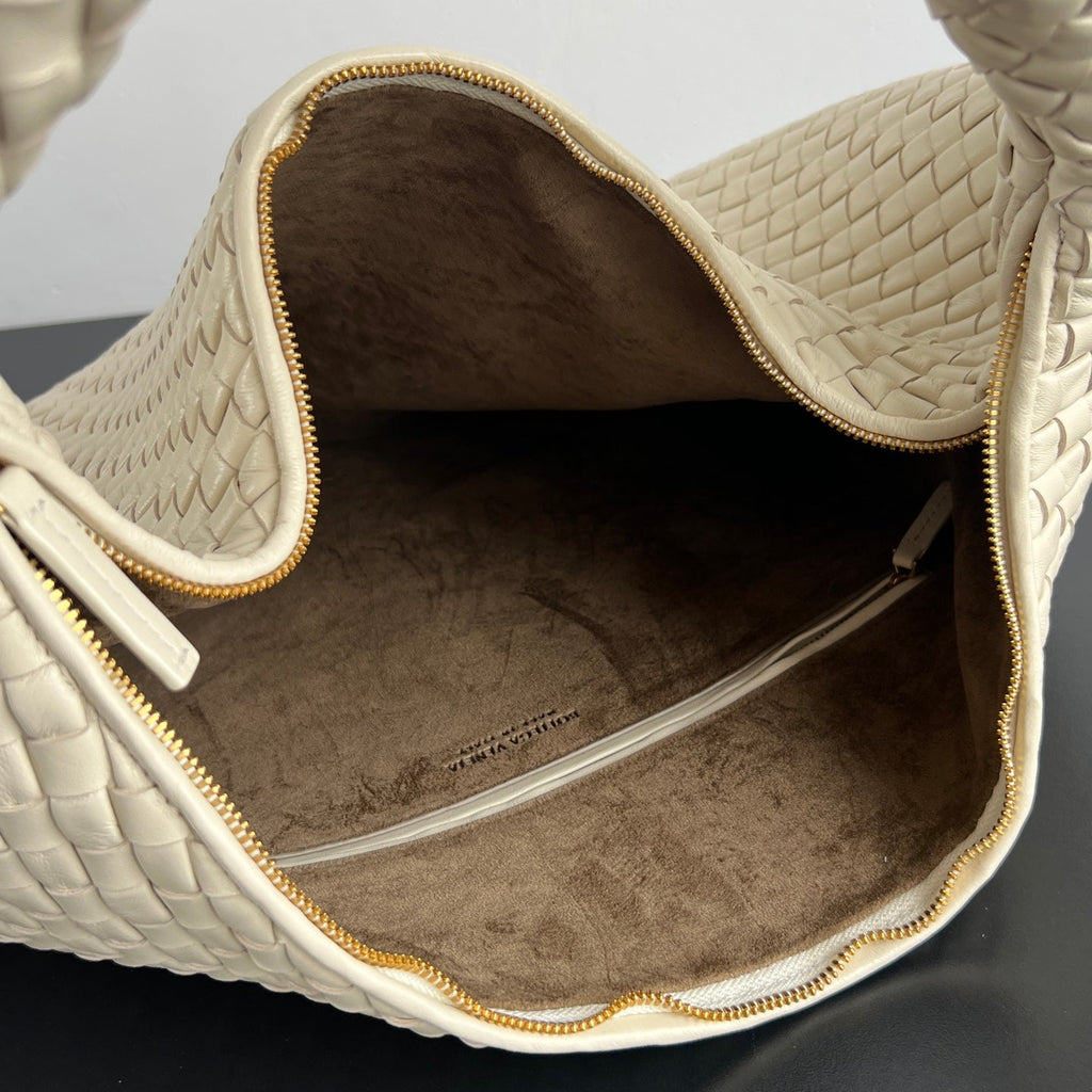 Bottega Veneta Maxi Veneta Bag 856739 in Beige