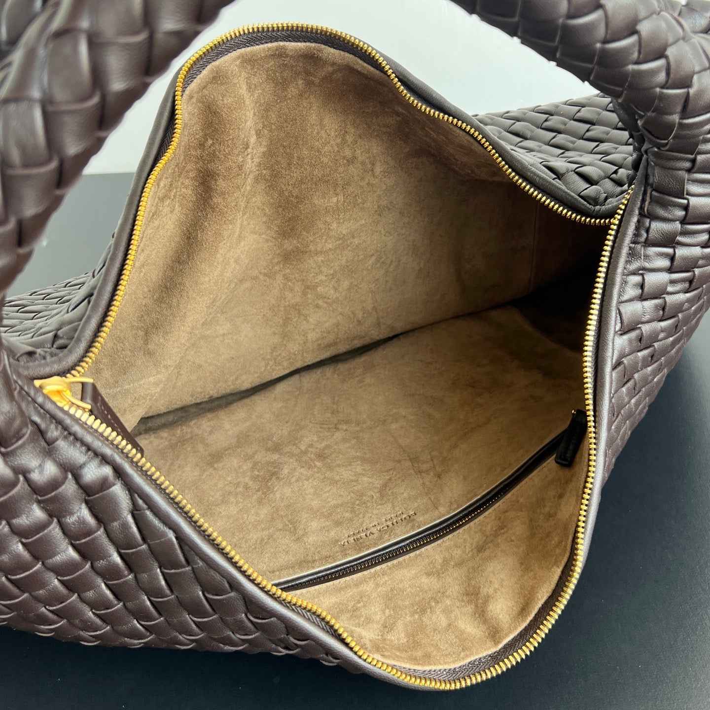 Bottega Veneta Maxi Veneta Bag 856739 in Coffee