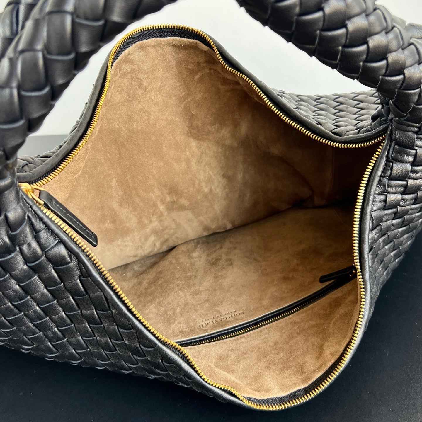 Bottega Veneta Maxi Veneta Bag 856739 in Black