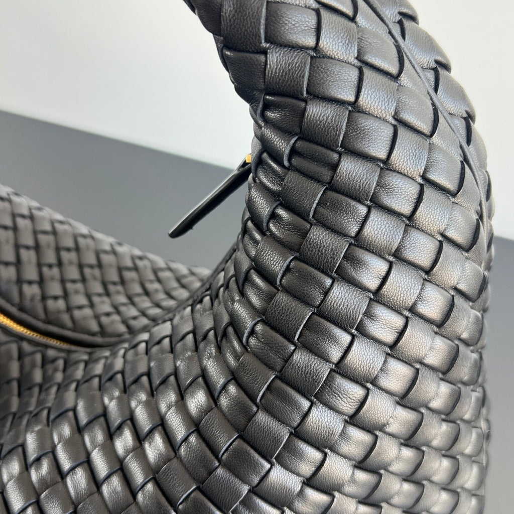 Bottega Veneta Maxi Veneta Bag 856739 in Black