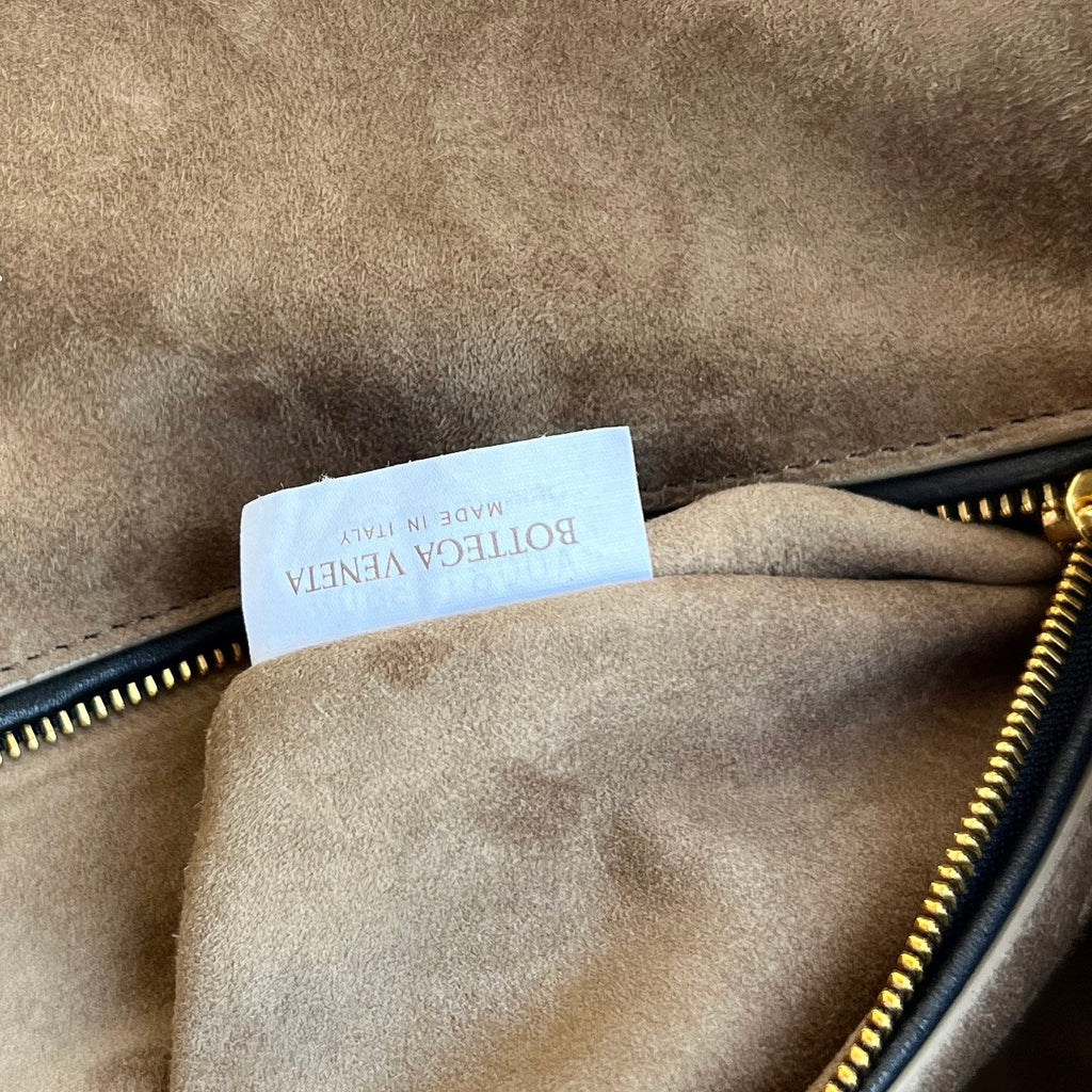 Bottega Veneta Maxi Veneta Bag 856739 in Black