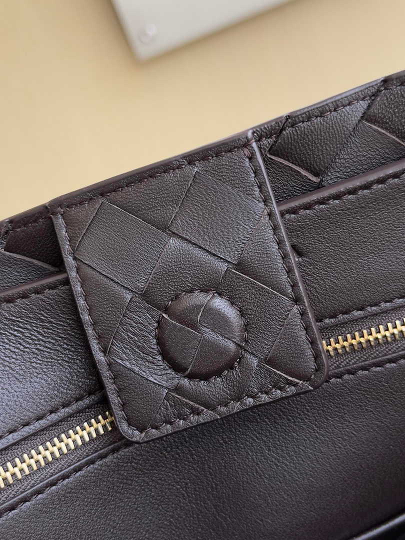 Bottega Veneta Medium Andiamo Bag 743572 Lambskin Coffee