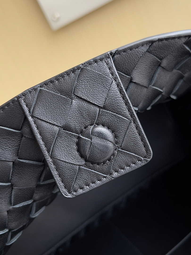 Bottega Veneta Medium Andiamo Bag 743572 Lambskin Black
