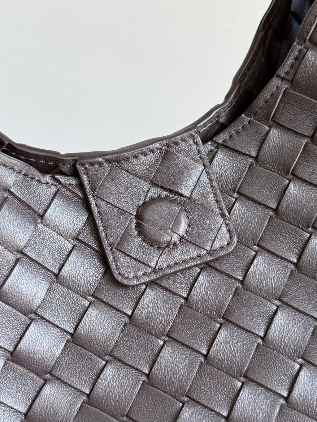 Bottega Veneta Medium Campana Bag 844249 in Coffee