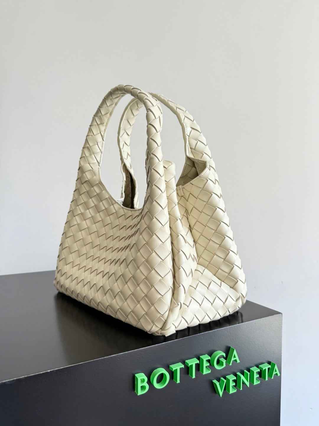Bottega Veneta Medium Campana Bag 844249 in Beige