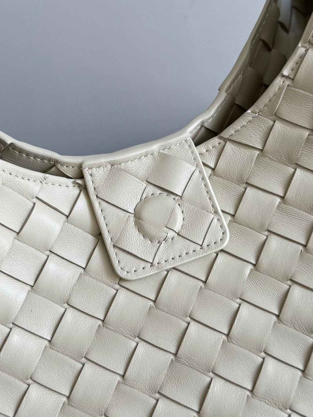 Bottega Veneta Medium Campana Bag 844249 in Beige