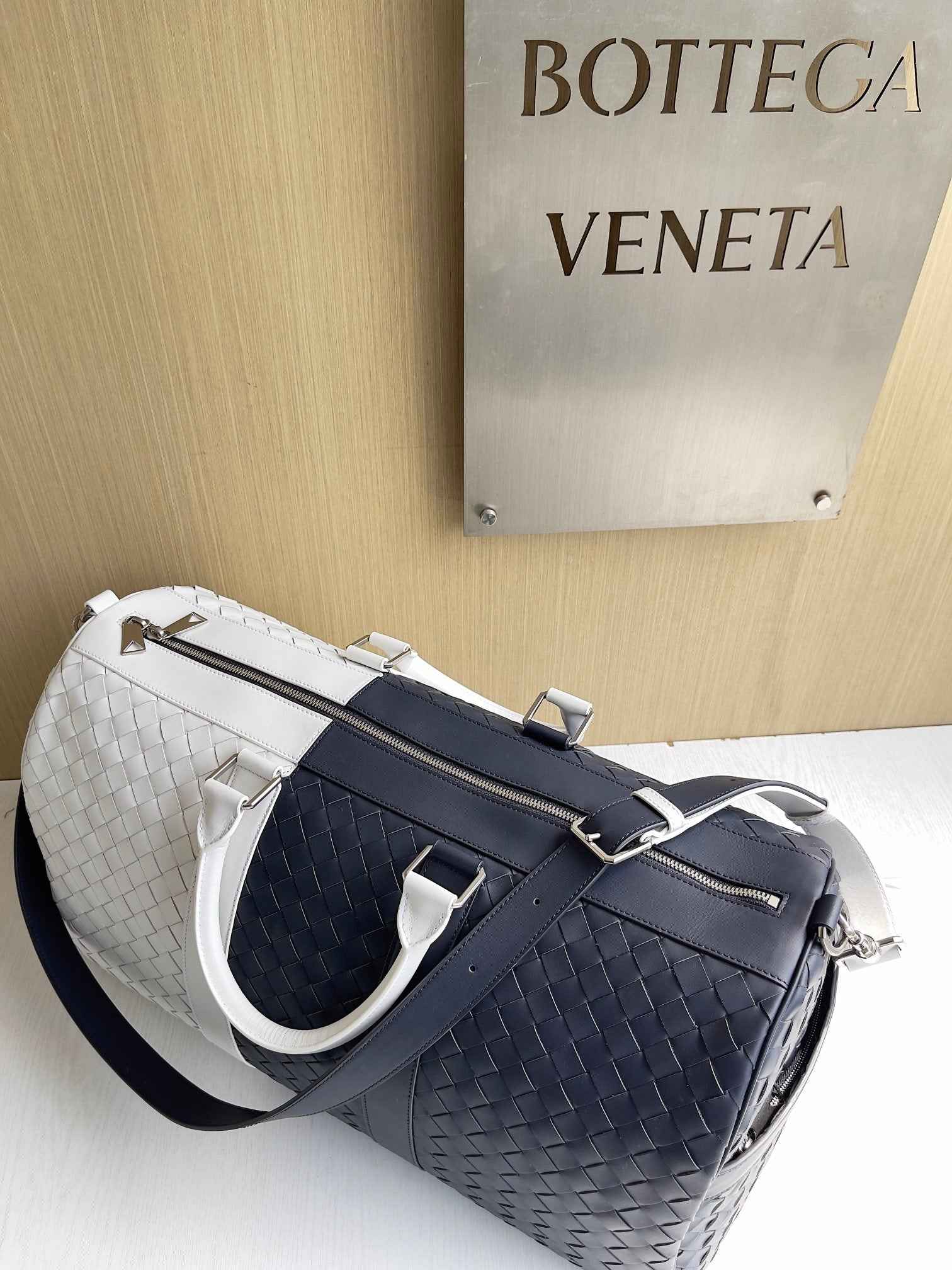 Bottega Veneta Medium Intrecciato Duffle 650066 Calfskin White Blue