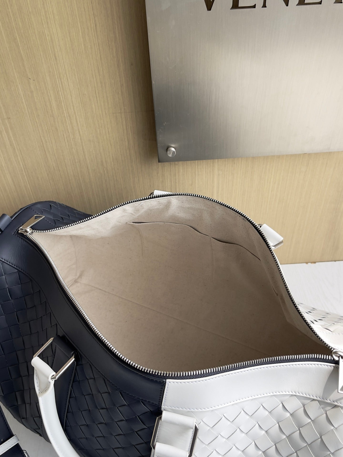 Bottega Veneta Medium Intrecciato Duffle 650066 Calfskin White Blue