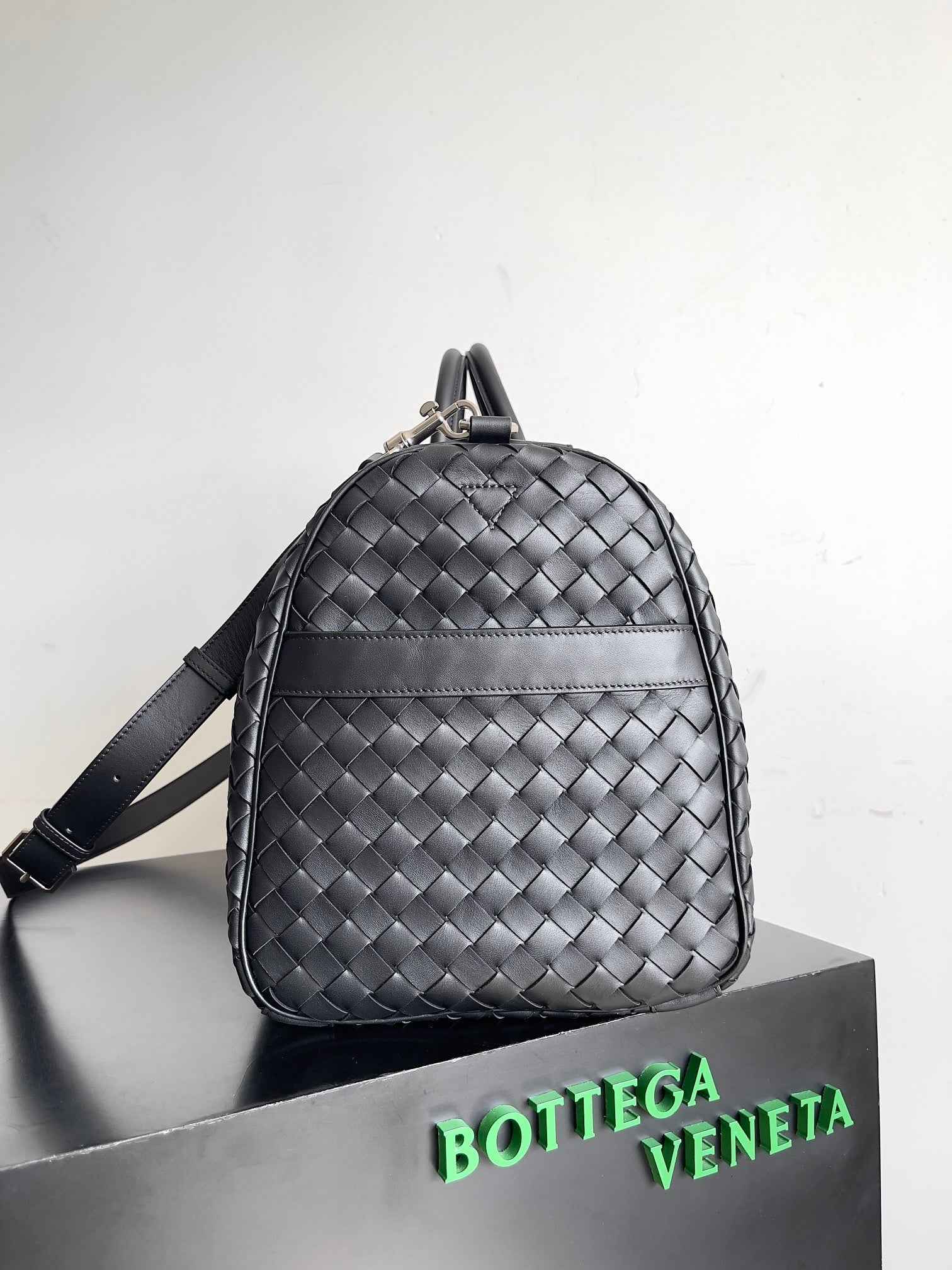 Bottega Veneta Medium Intrecciato Duffle 650066 Calfskin Black