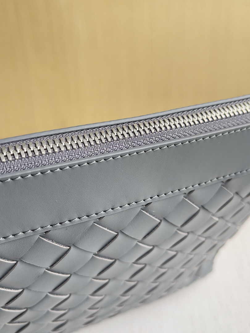 Bottega Veneta Medium Intrecciato Zipped Pouch 651852 Calfskin Gray