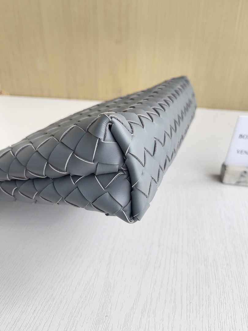 Bottega Veneta Medium Intrecciato Zipped Pouch 651852 Calfskin Gray