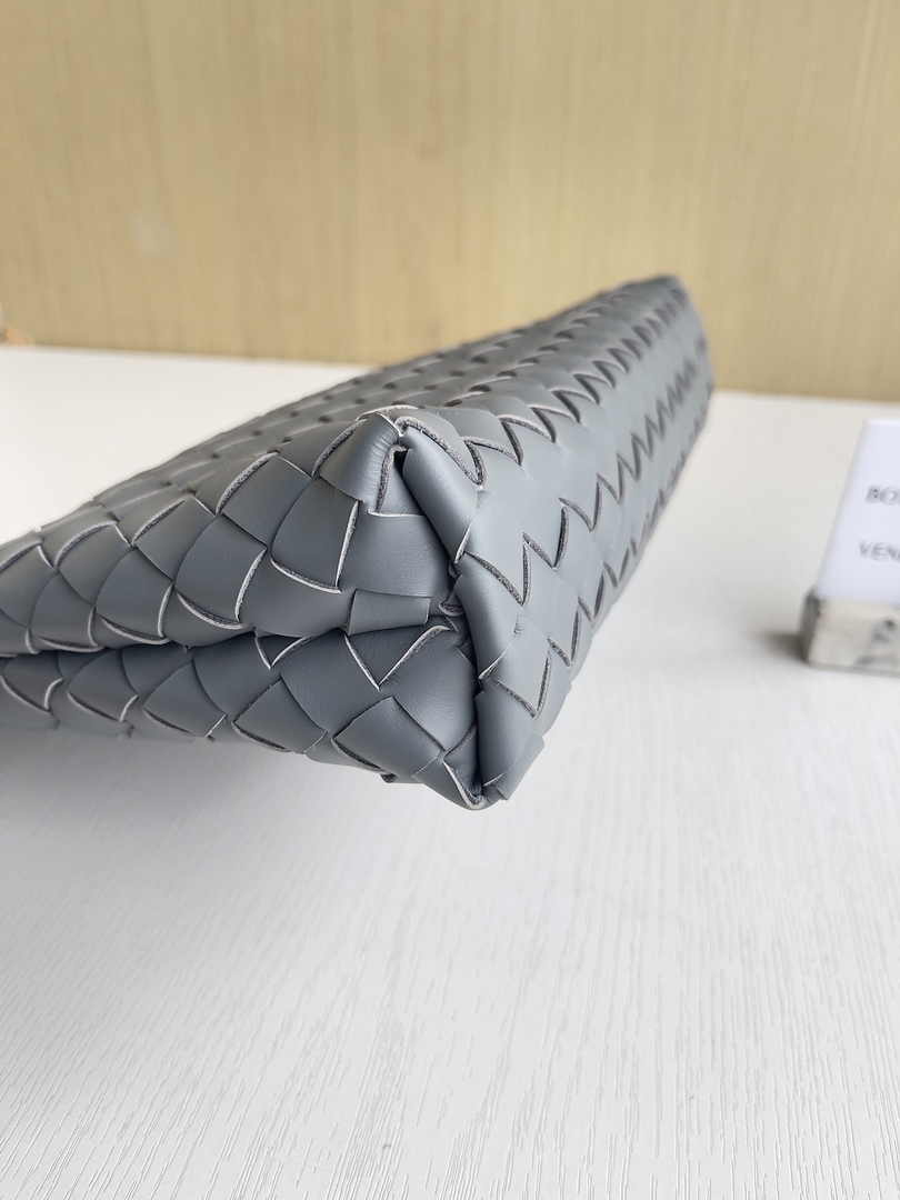 Bottega Veneta Medium Intrecciato Zipped Pouch 651852 Calfskin Gray