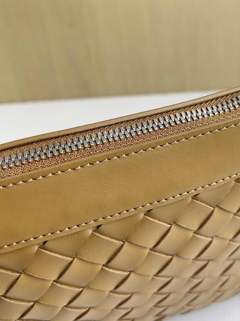 Bottega Veneta Medium Intrecciato Zipped Pouch 651852 Calfskin Tan