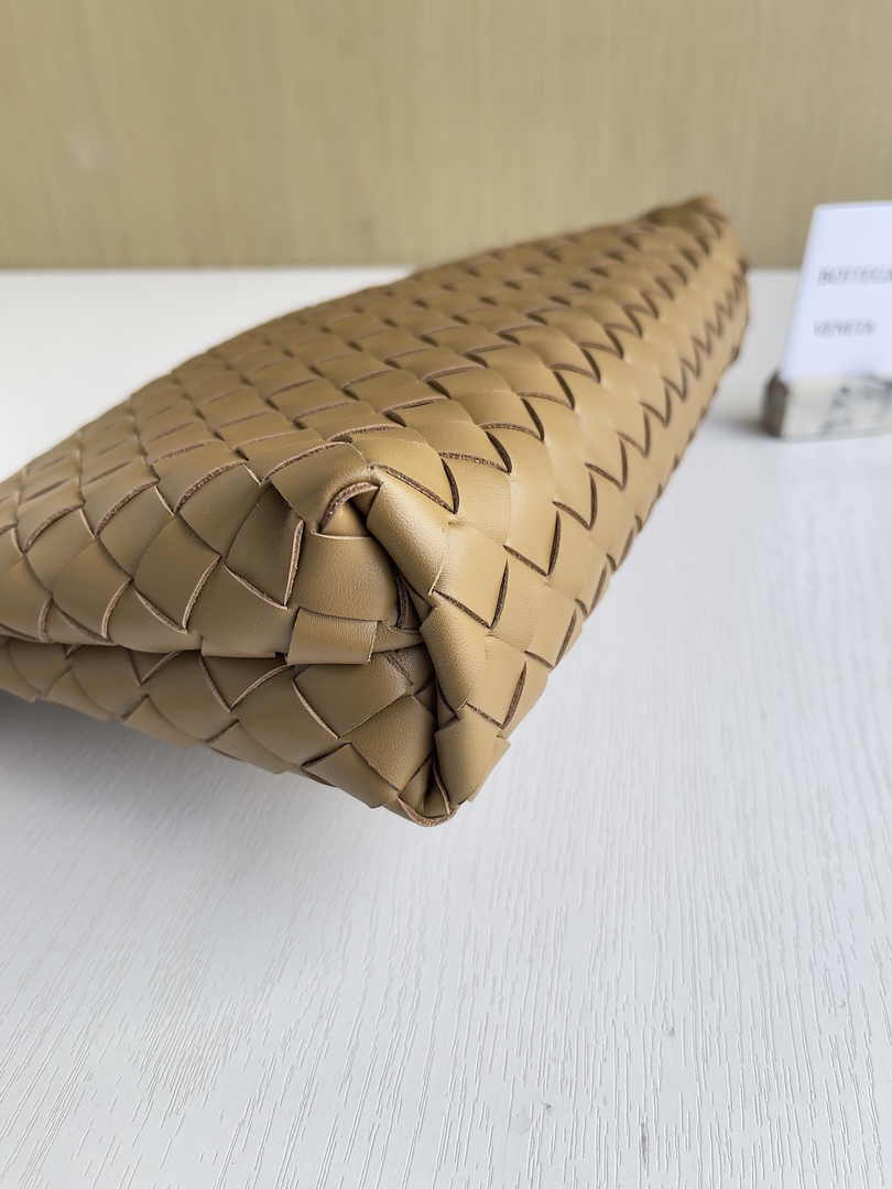 Bottega Veneta Medium Intrecciato Zipped Pouch 651852 Calfskin Tan