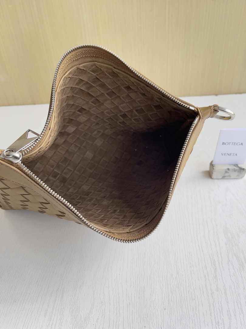 Bottega Veneta Medium Intrecciato Zipped Pouch 651852 Calfskin Tan