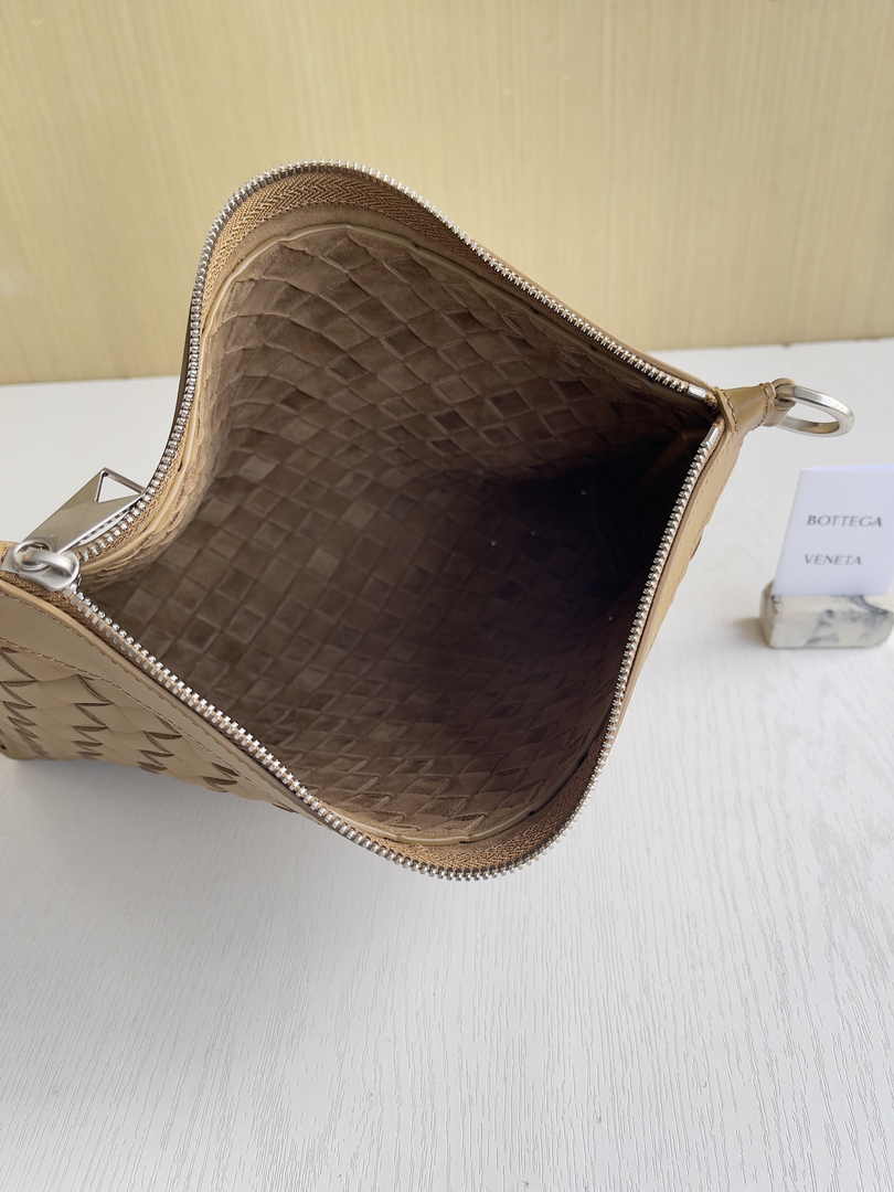 Bottega Veneta Medium Intrecciato Zipped Pouch 651852 Calfskin Tan
