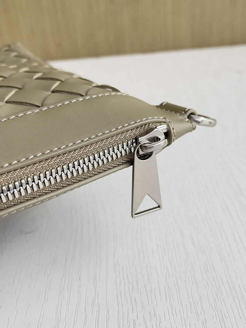 Bottega Veneta Medium Intrecciato Zipped Pouch 651852 Calfskin Beige