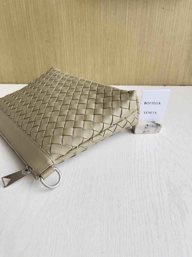 Bottega Veneta Medium Intrecciato Zipped Pouch 651852 Calfskin Beige