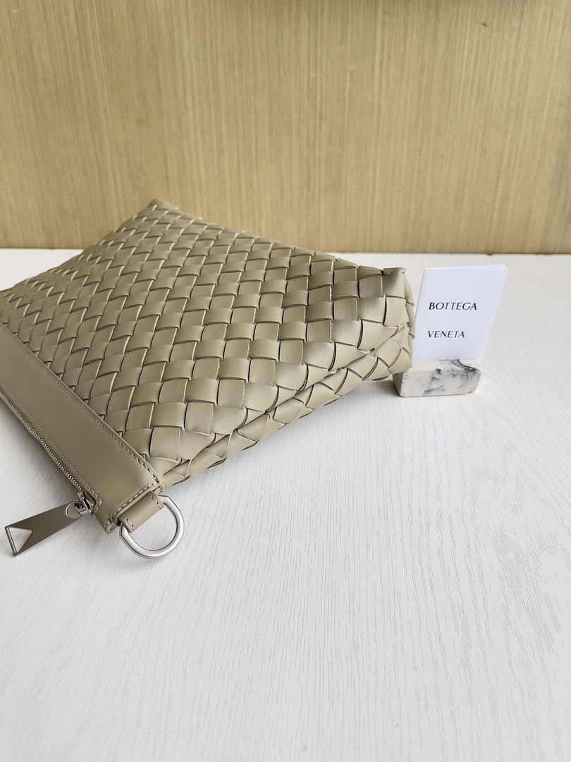 Bottega Veneta Medium Intrecciato Zipped Pouch 651852 Calfskin Beige