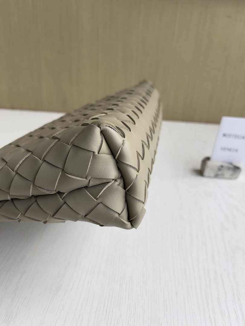 Bottega Veneta Medium Intrecciato Zipped Pouch 651852 Calfskin Beige