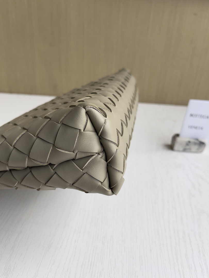Bottega Veneta Medium Intrecciato Zipped Pouch 651852 Calfskin Beige