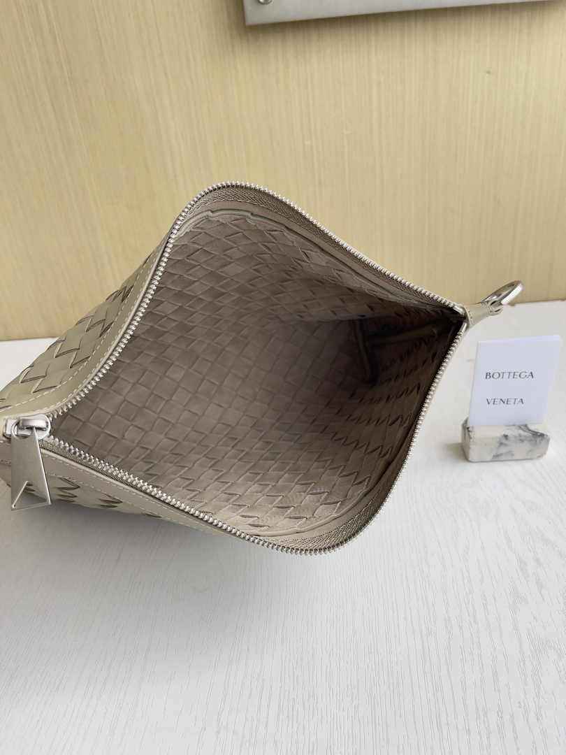 Bottega Veneta Medium Intrecciato Zipped Pouch 651852 Calfskin Beige