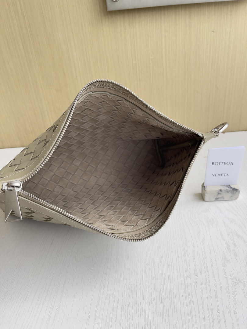 Bottega Veneta Medium Intrecciato Zipped Pouch 651852 Calfskin Beige