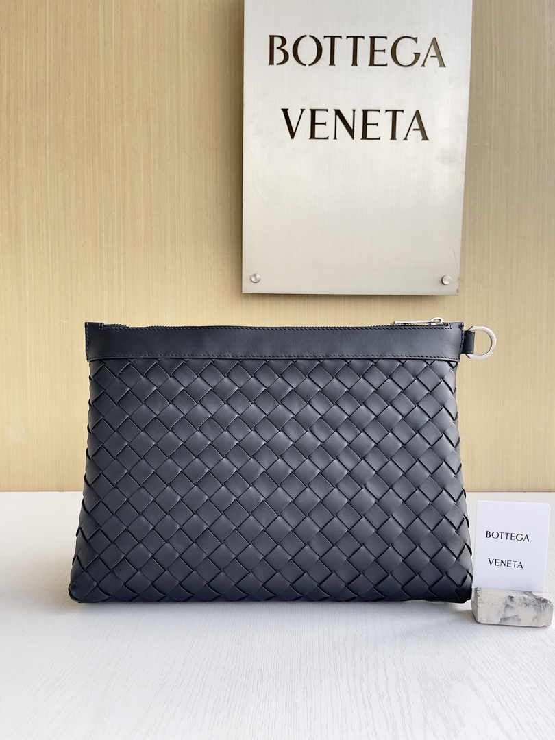 Bottega Veneta Medium Intrecciato Zipped Pouch 651852 Calfskin Black