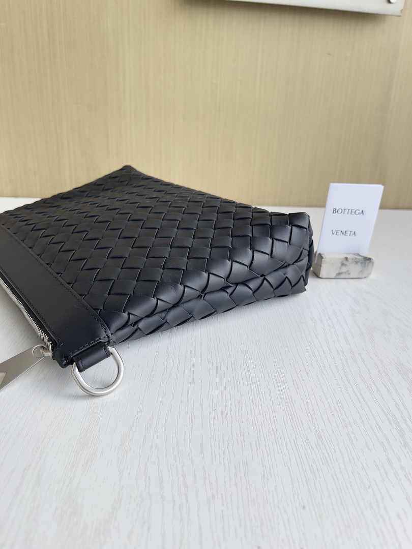 Bottega Veneta Medium Intrecciato Zipped Pouch 651852 Calfskin Black
