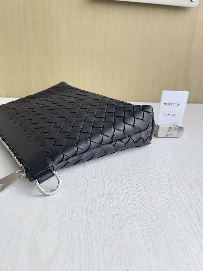 Bottega Veneta Medium Intrecciato Zipped Pouch 651852 Calfskin Black