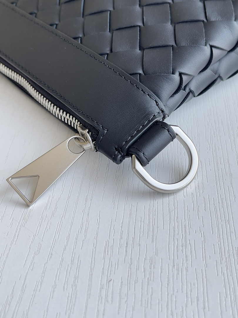 Bottega Veneta Medium Intrecciato Zipped Pouch 651852 Calfskin Black