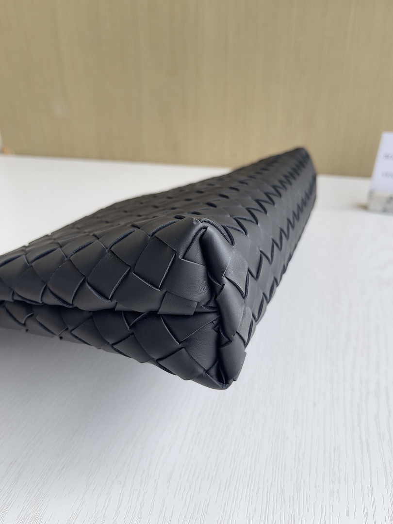 Bottega Veneta Medium Intrecciato Zipped Pouch 651852 Calfskin Black