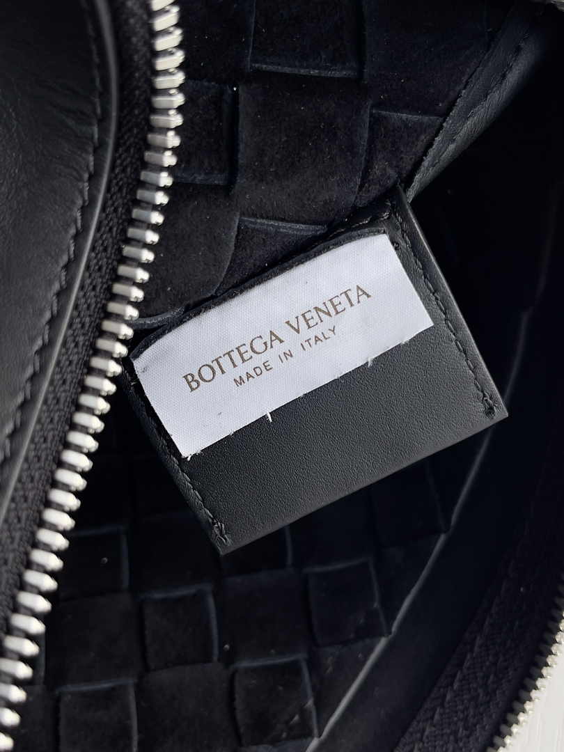 Bottega Veneta Medium Intrecciato Zipped Pouch 651852 Calfskin Black