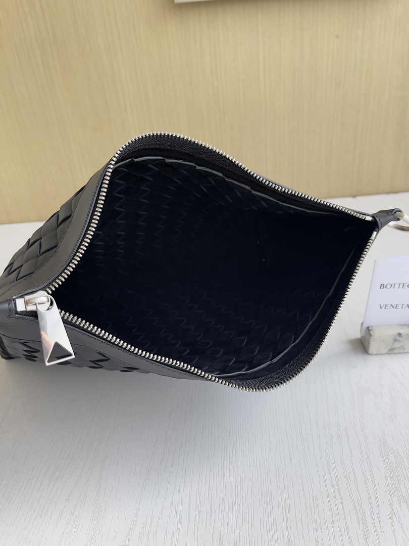 Bottega Veneta Medium Intrecciato Zipped Pouch 651852 Calfskin Black