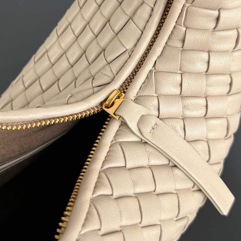 Bottega Veneta Medium Veneta Bag 856737 in Cream
