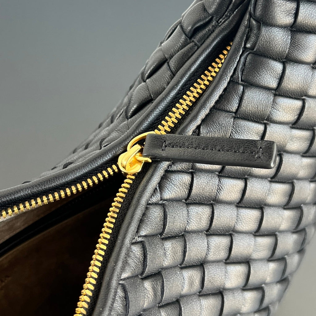 Bottega Veneta Medium Veneta Bag 856737 in Black