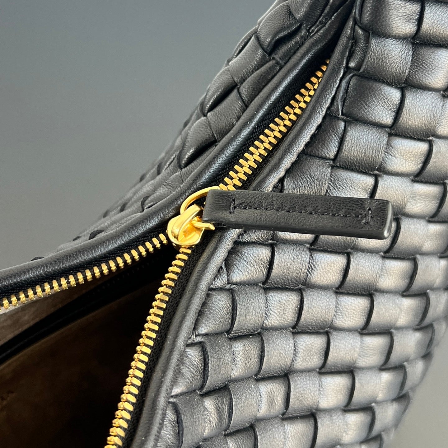Bottega Veneta Medium Veneta Bag 856737 in Black