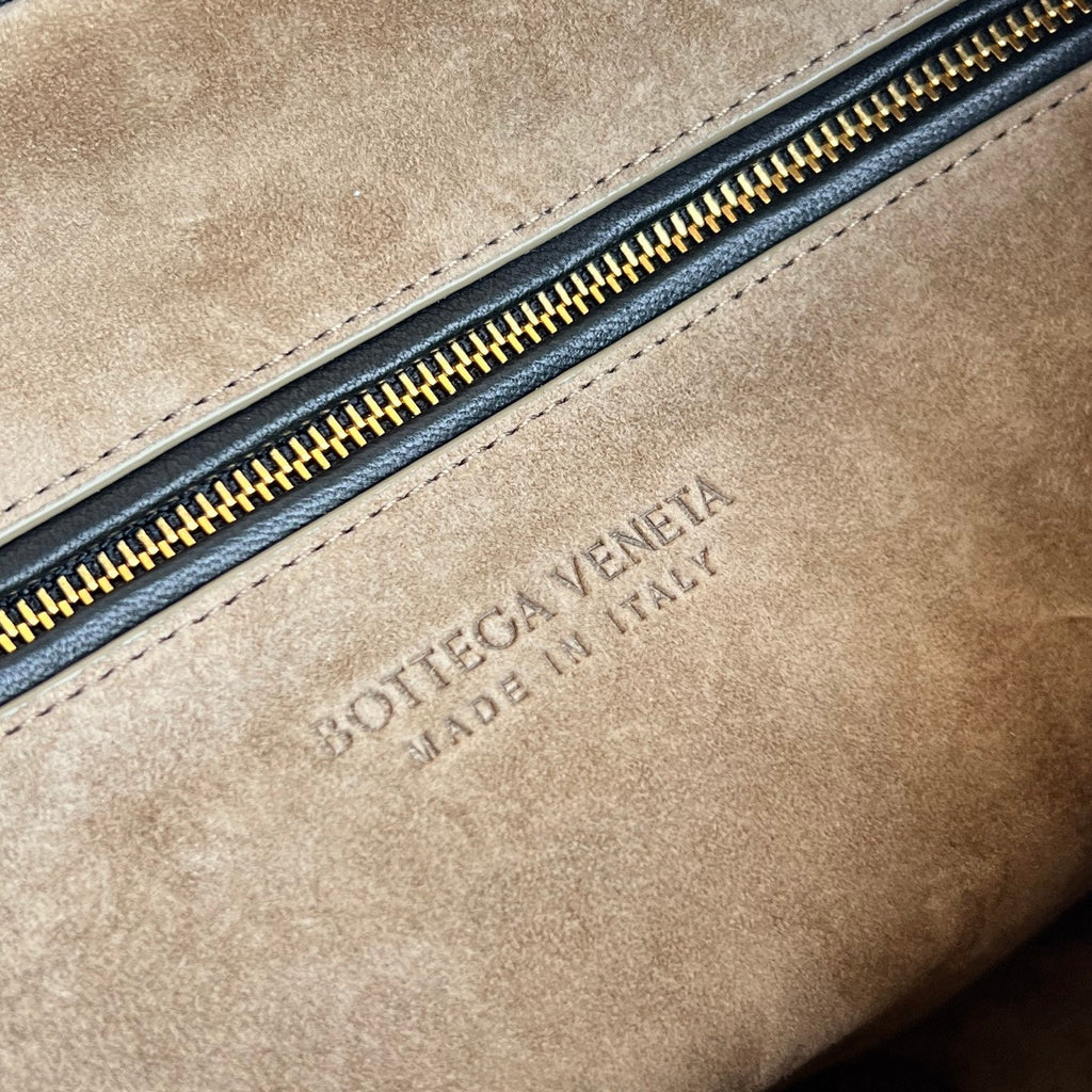 Bottega Veneta Medium Veneta Bag 856737 in Black