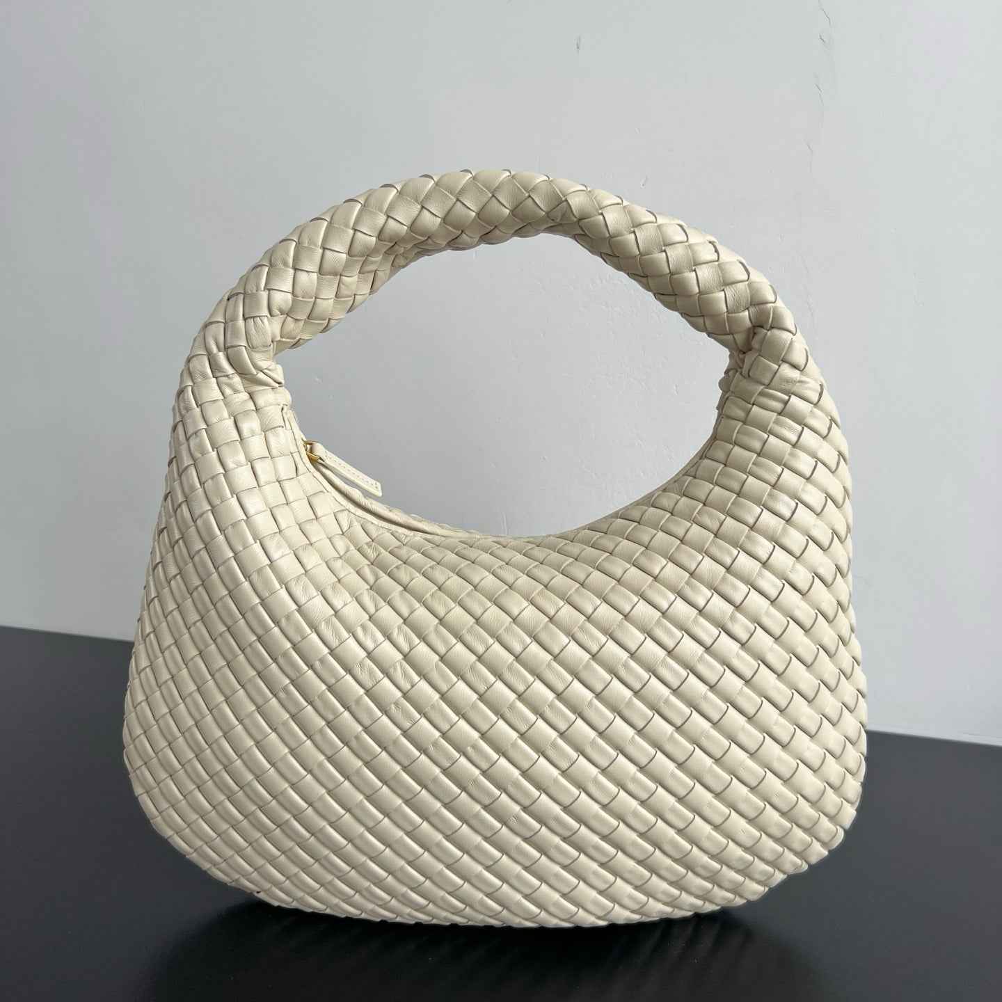 Bottega Veneta Medium Veneta Bag 856737 in Beige