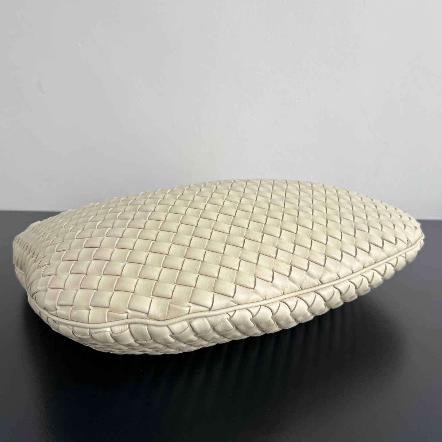 Bottega Veneta Medium Veneta Bag 856737 in Beige