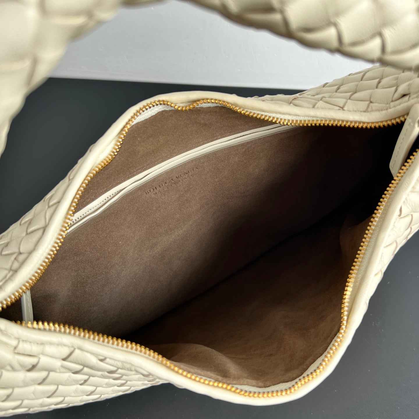 Bottega Veneta Medium Veneta Bag 856737 in Beige