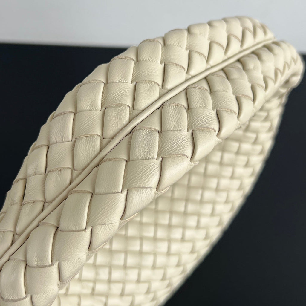 Bottega Veneta Medium Veneta Bag 856737 in Beige