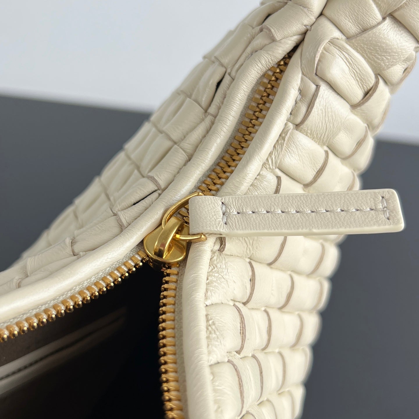 Bottega Veneta Medium Veneta Bag 856737 in Beige